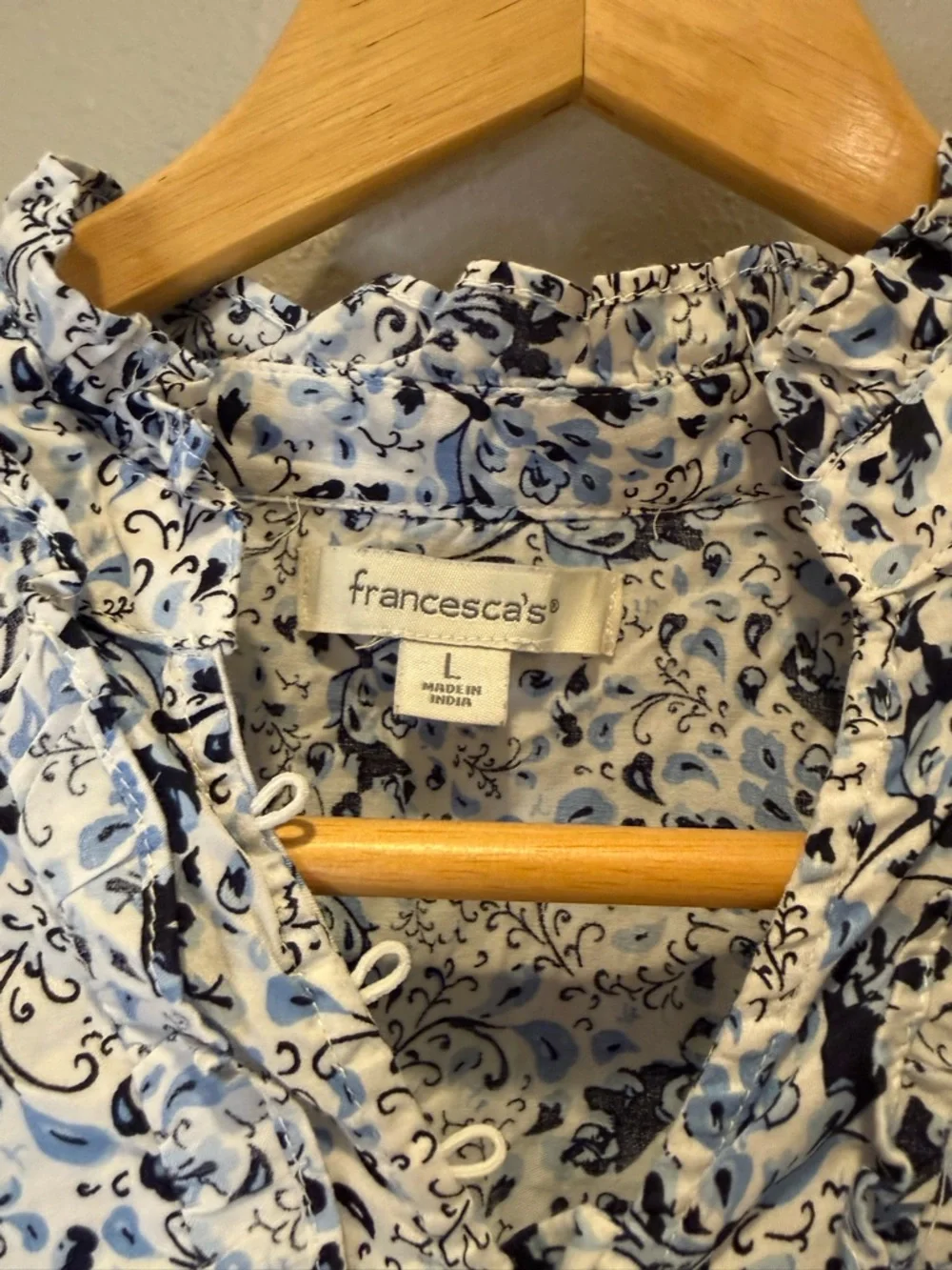 Francesca’s Blue Floral Ruffle Front Long Sleeve Blouse Size Large - Picture 4 of 5